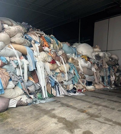 仓库里的大衣呢、女装呢“堆成山”?别发愁,专业回收毛呢统货,现金上门解您忧!