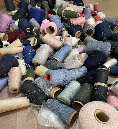 2010年东莞大朗镇毛衣厂旺季过后，一个电话打来：几百公斤多色纱尾料，我们周末组队上门