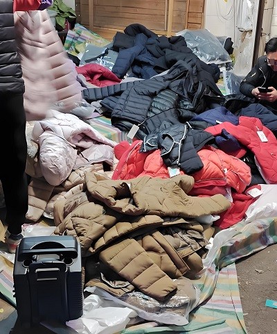  羽绒服库存照片深夜发来，我们从杭州奔金华，这笔生意靠的不只是冲动